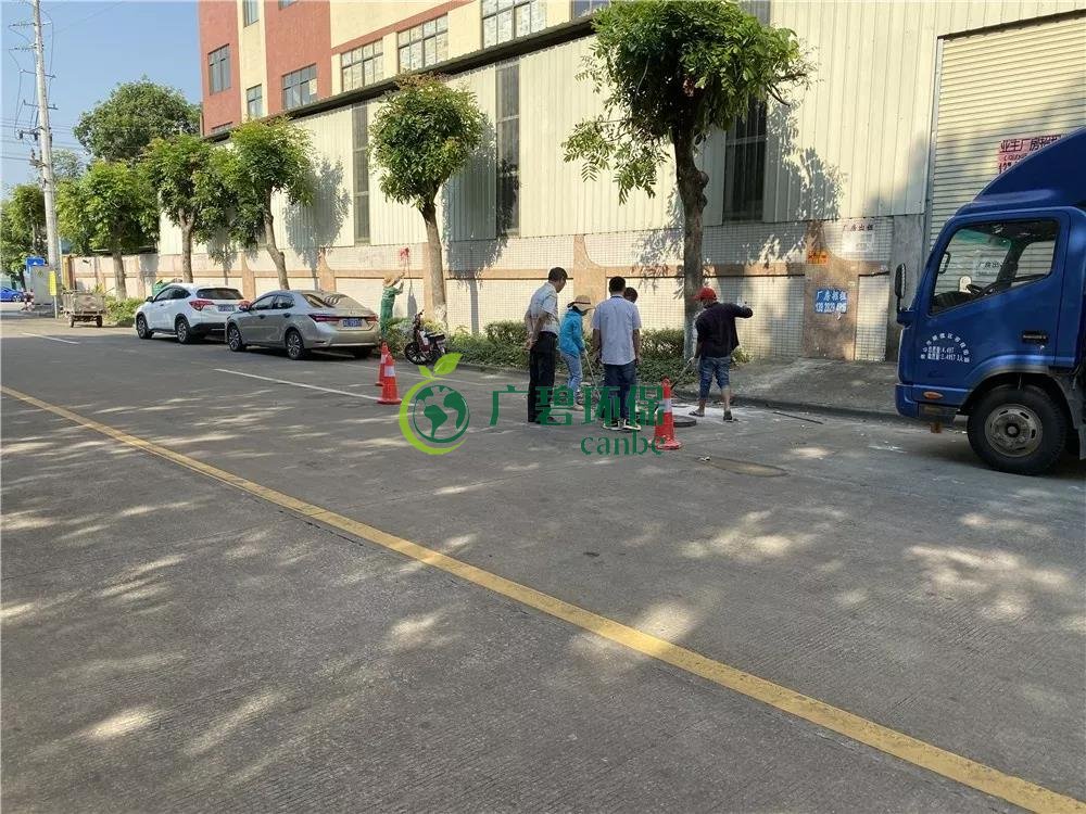 順德容桂（guì）環運分局當場抓到一男子偷倒玻璃廢渣到沙井(圖4)