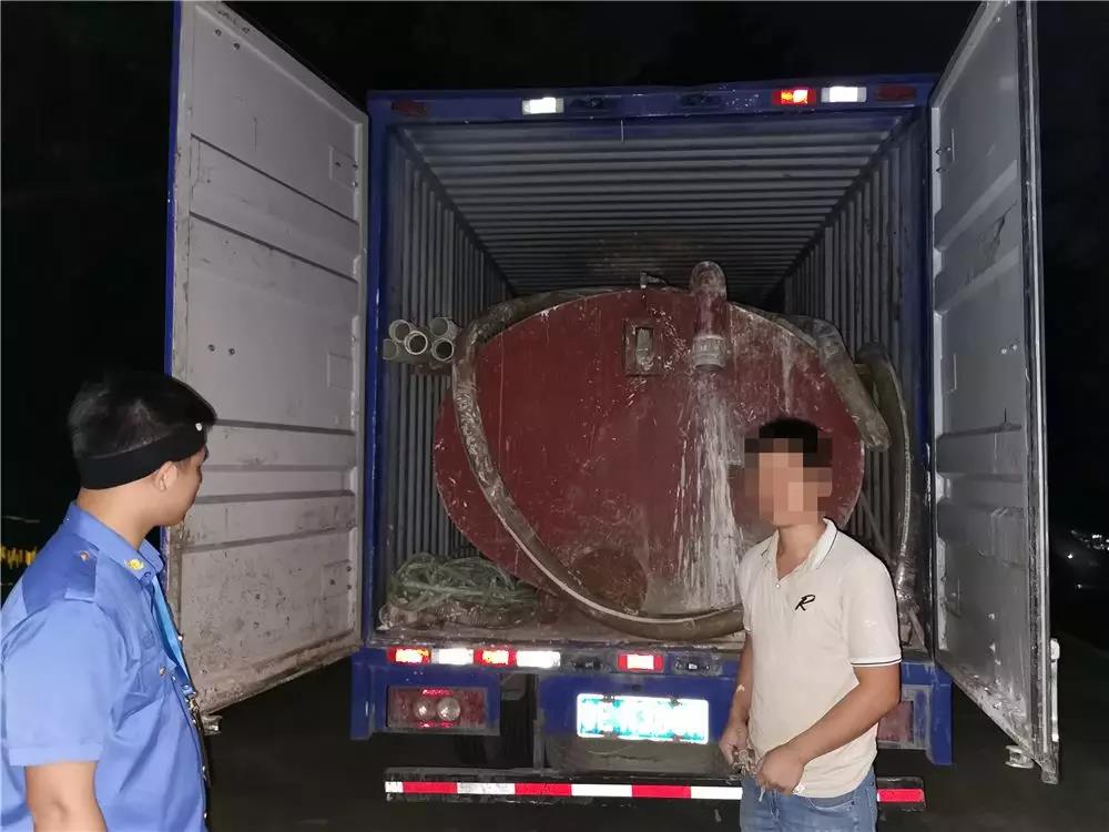 順德容桂環運分局當場抓到一男子偷倒玻璃廢渣（zhā）到沙（shā）井