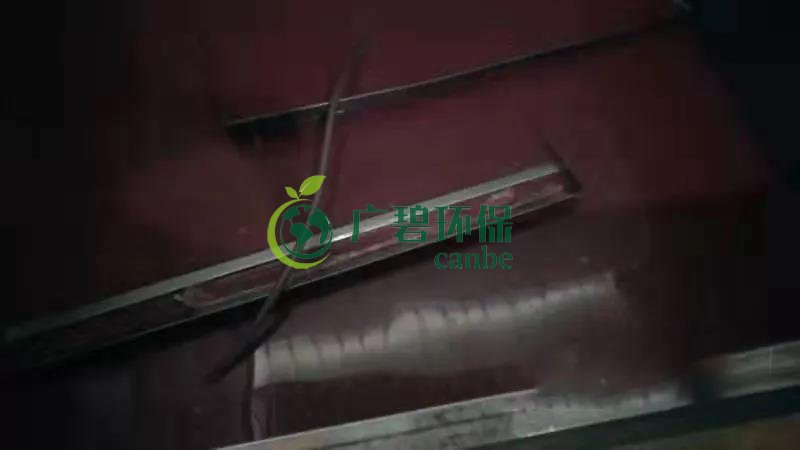 東莞龍(lóng)背嶺驚現“紅水河”,一企業涉嫌偷排被立案調查(圖2) 東莞龍背(bèi)嶺驚現“紅水河”,一企業涉嫌偷排被立案調查(圖2)